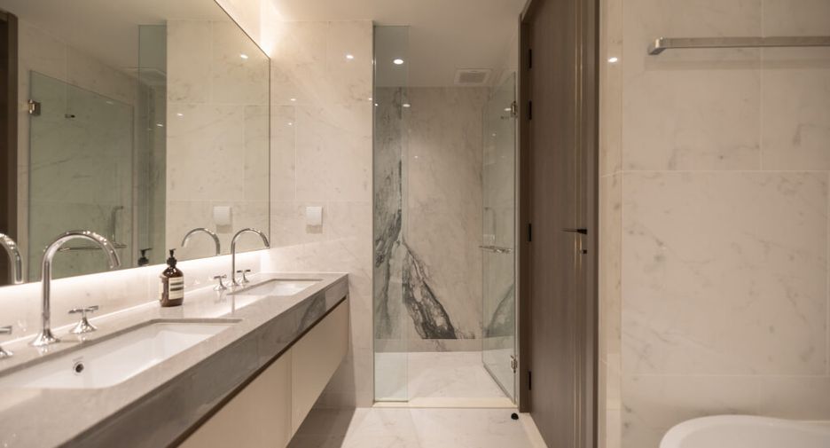 For rent 2 ベッドルーム condo in Pathum Wan, Bangkok