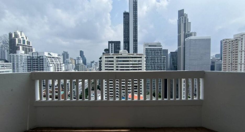 For rent 3 bedrooms condo in Khlong Toei, Bangkok