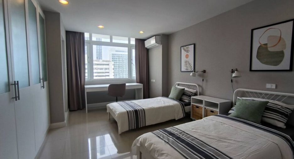 For rent 3 bedrooms condo in Khlong Toei, Bangkok
