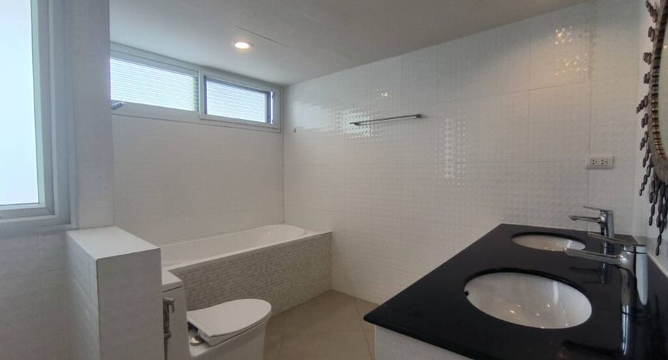 For rent 3 bedrooms condo in Khlong Toei, Bangkok