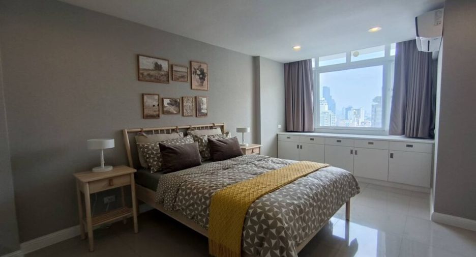 For rent 3 bedrooms condo in Khlong Toei, Bangkok