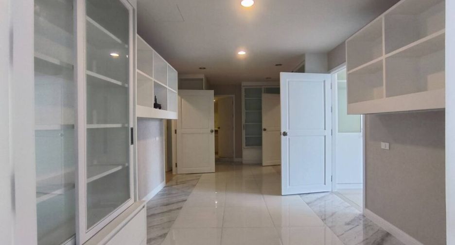 For rent 3 bedrooms condo in Khlong Toei, Bangkok