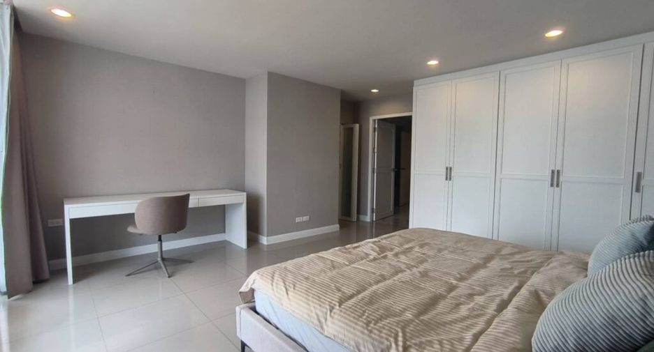 For rent 3 bedrooms condo in Khlong Toei, Bangkok