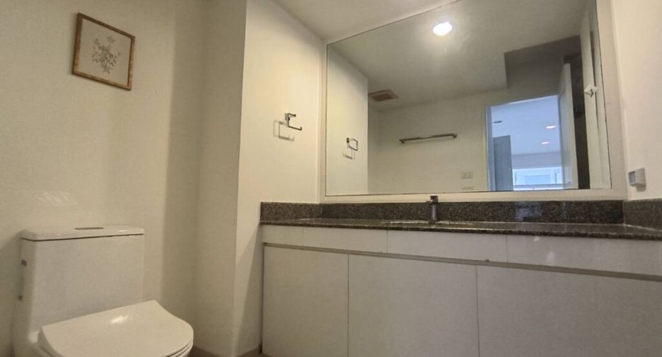 For rent 3 bedrooms condo in Khlong Toei, Bangkok