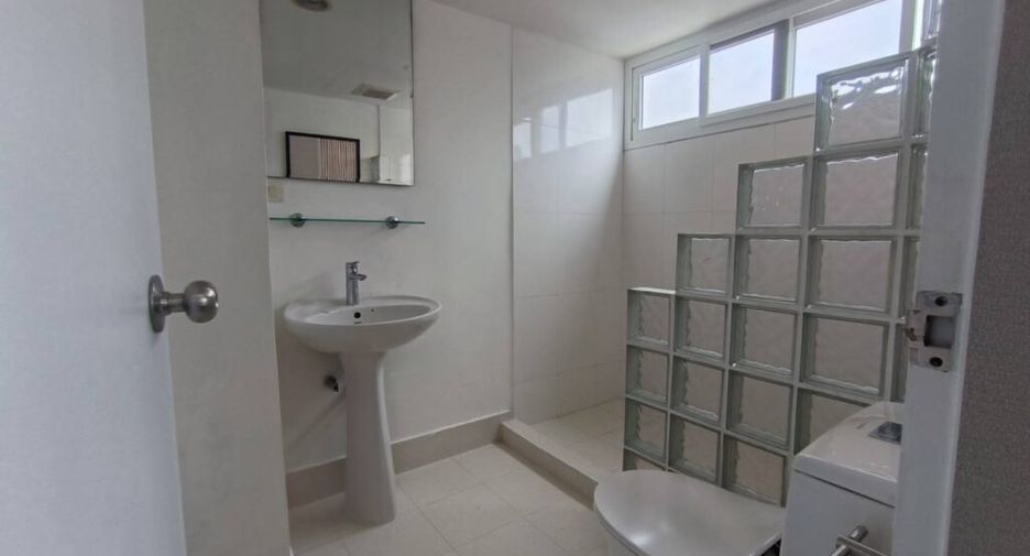 For rent 3 bedrooms condo in Khlong Toei, Bangkok