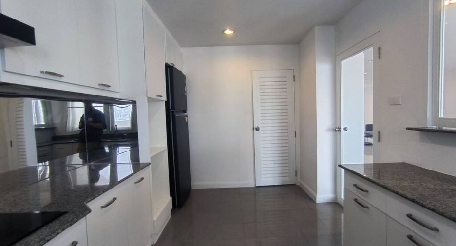 For rent 3 bedrooms condo in Khlong Toei, Bangkok