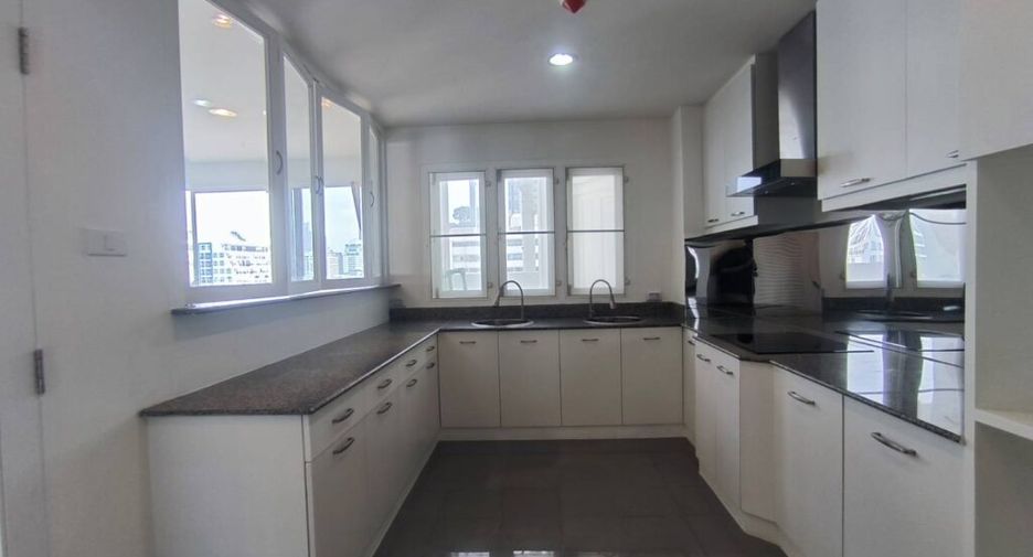 For rent 3 bedrooms condo in Khlong Toei, Bangkok