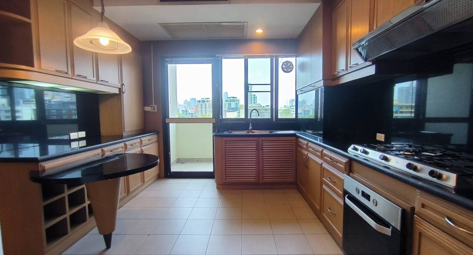For rent 3 ベッドルーム condo in Khlong Toei, Bangkok