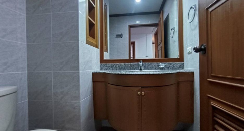 Condo en alquiler de 3 habitaciones en Khlong Toei, Bangkok