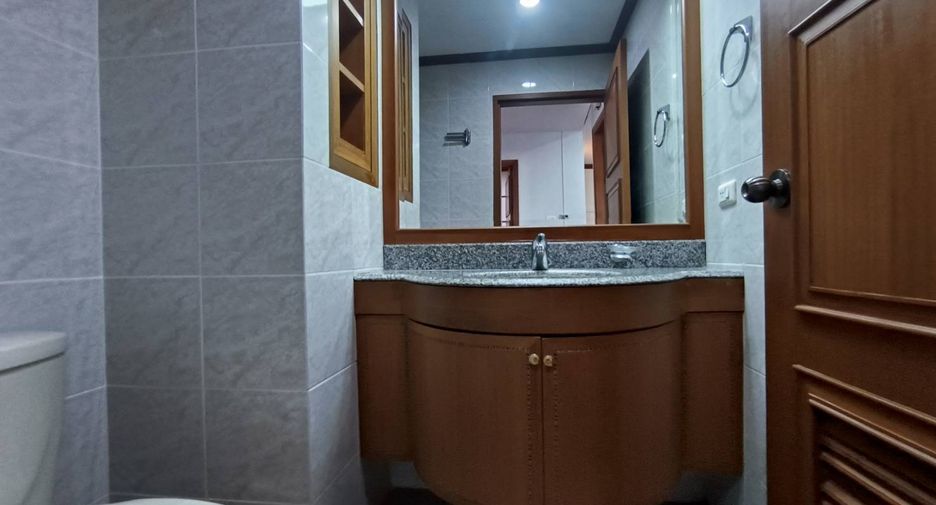 For rent 3 ベッドルーム condo in Khlong Toei, Bangkok
