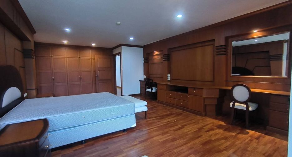 For rent 3 bedrooms condo in Khlong Toei, Bangkok