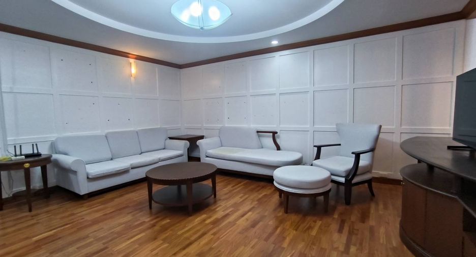 For rent 3 bedrooms condo in Khlong Toei, Bangkok