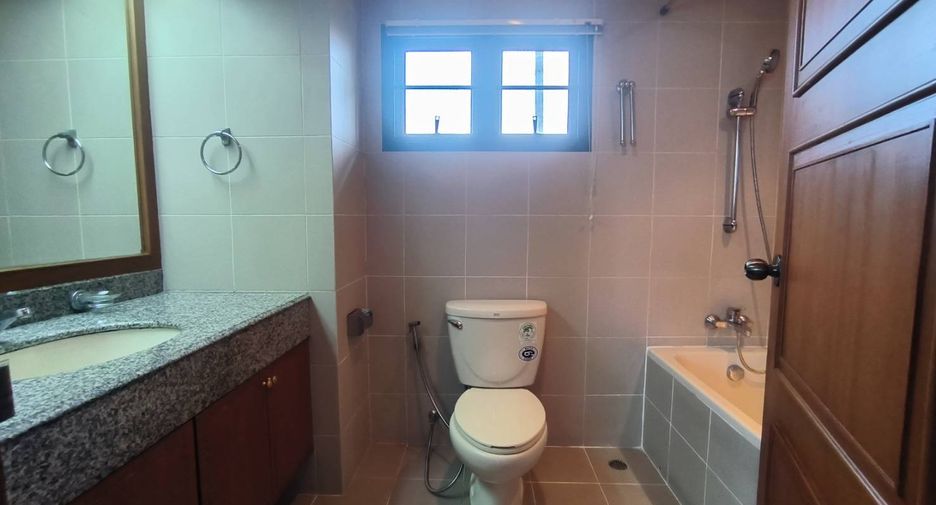 For rent 3 bedrooms condo in Khlong Toei, Bangkok
