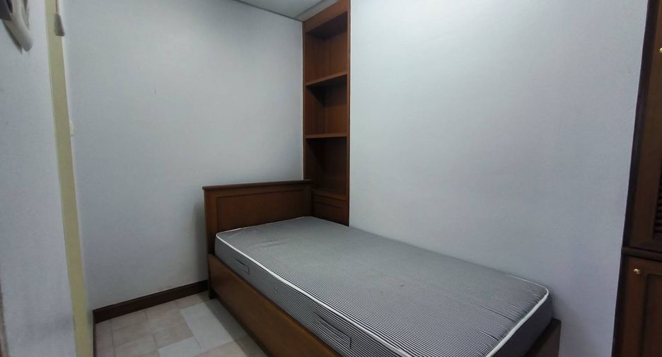 For rent 3 bedrooms condo in Khlong Toei, Bangkok