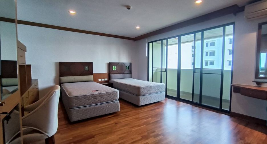 For rent 3 bedrooms condo in Khlong Toei, Bangkok