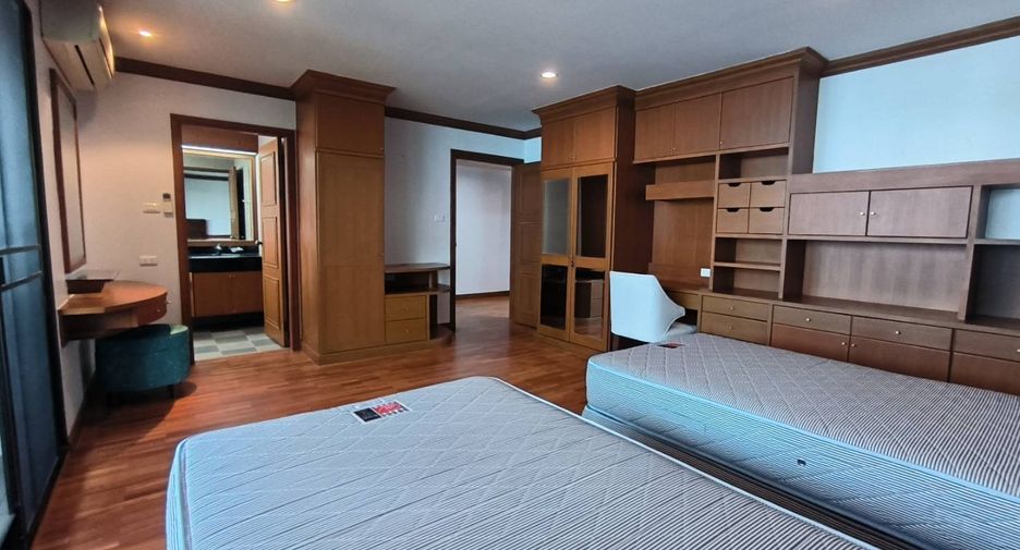 For rent 3 bedrooms condo in Khlong Toei, Bangkok