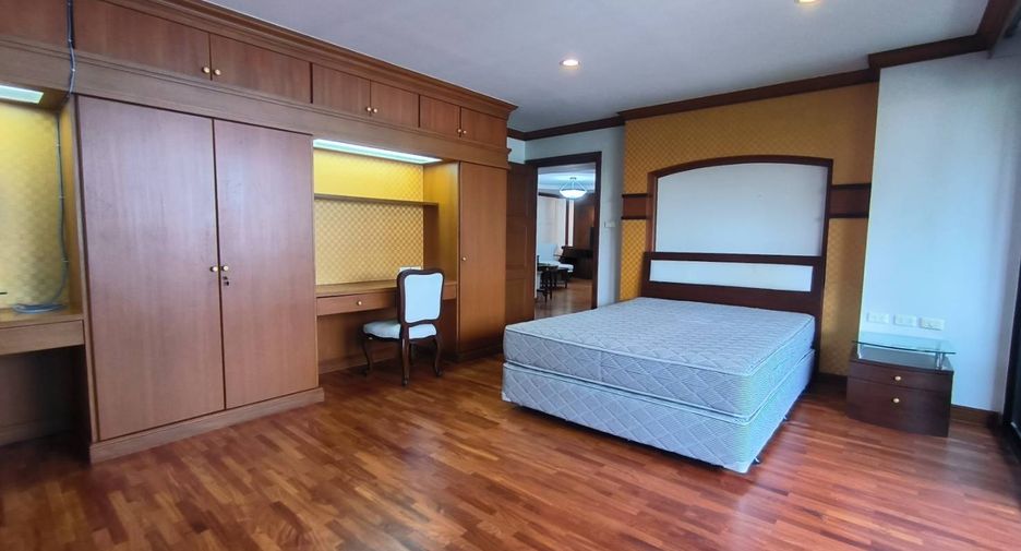 For rent 3 bedrooms condo in Khlong Toei, Bangkok