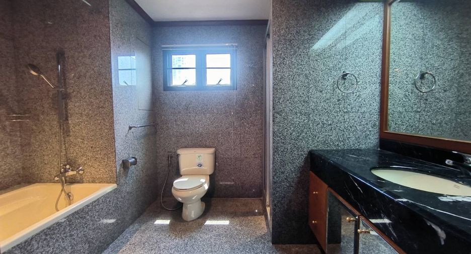 For rent 3 bedrooms condo in Khlong Toei, Bangkok