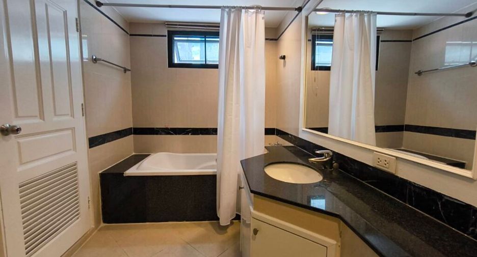 For rent 3 ベッドルーム condo in Khlong Toei, Bangkok