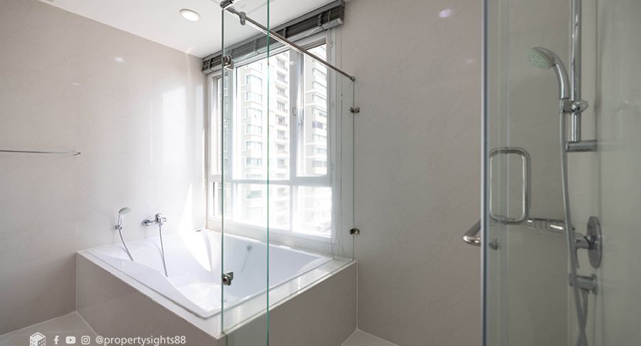 Condo en alquiler de 4 habitaciones en Khlong Toei, Bangkok