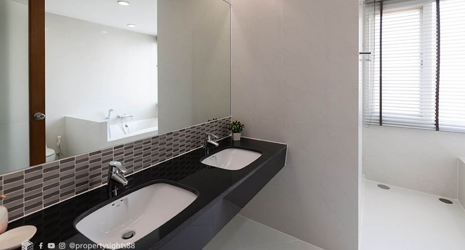 Condo en alquiler de 4 habitaciones en Khlong Toei, Bangkok
