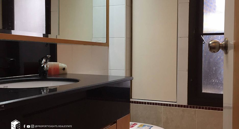 For rent 3 bedrooms condo in Khlong Toei, Bangkok