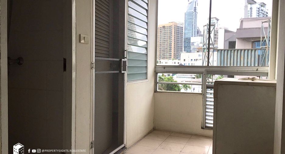 For rent 3 bedrooms condo in Khlong Toei, Bangkok