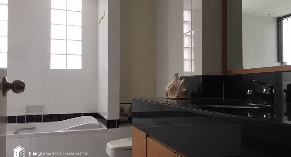 For rent 3 bedrooms condo in Khlong Toei, Bangkok