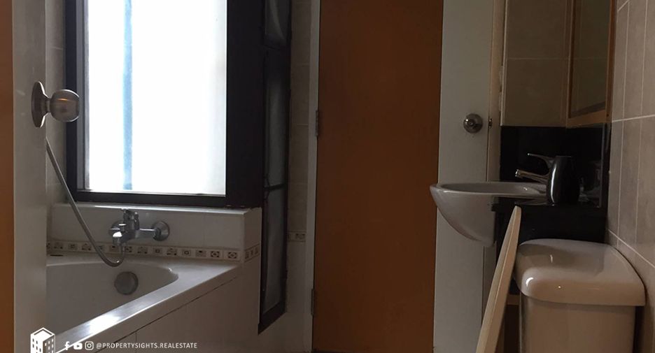 For rent 3 bedrooms condo in Khlong Toei, Bangkok