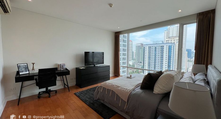 For rent 2 bedrooms condo in Khlong Toei, Bangkok