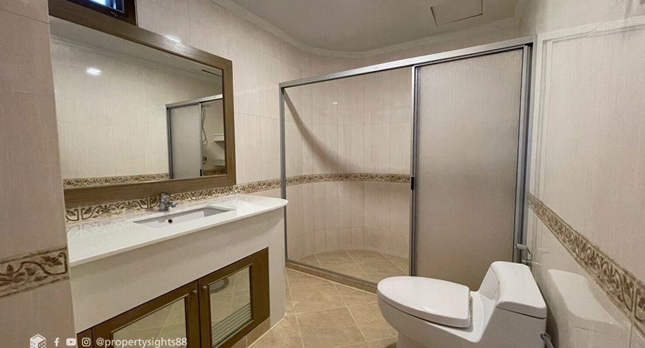 Condo en alquiler de 4 habitaciones en Watthana, Bangkok