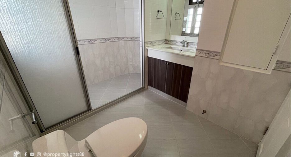 Condo en alquiler de 4 habitaciones en Watthana, Bangkok