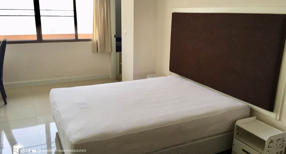 For sale 3 bedrooms condo in Watthana, Bangkok
