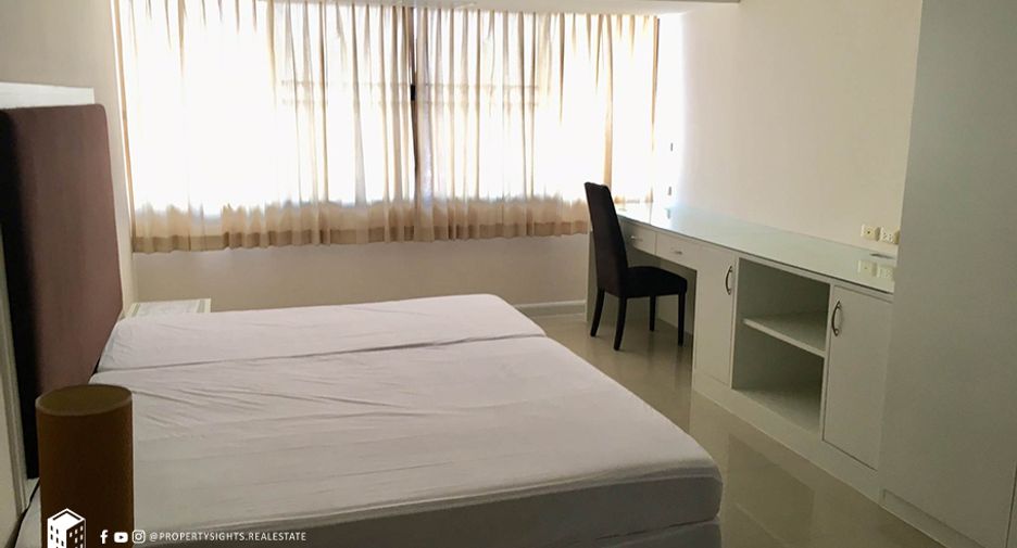For sale 3 bedrooms condo in Watthana, Bangkok