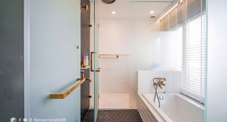 For rent 2 bedrooms condo in Watthana, Bangkok