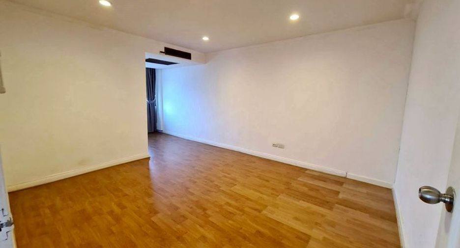 Condo en alquiler de 3 habitaciones en Watthana, Bangkok