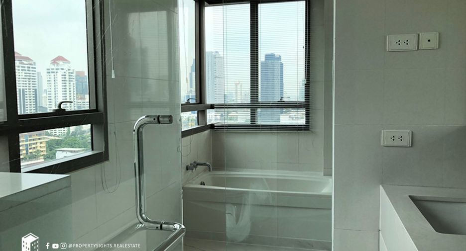For rent 2 bedrooms condo in Khlong Toei, Bangkok