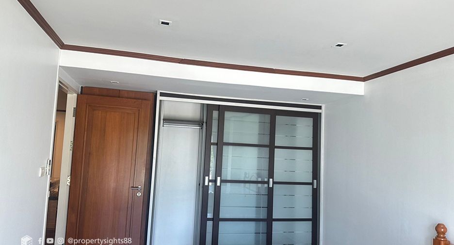 For rent 3 bedrooms condo in Khlong Toei, Bangkok