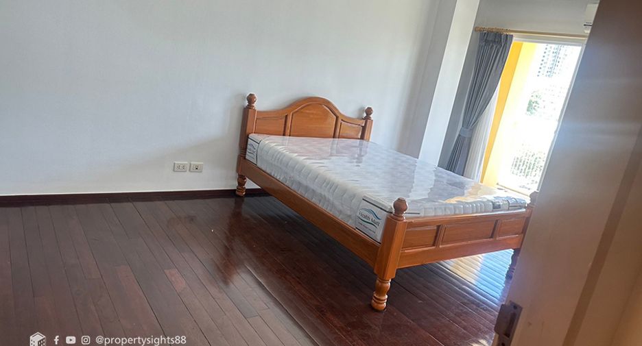 For rent 3 bedrooms condo in Khlong Toei, Bangkok