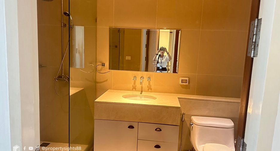For rent 3 bedrooms condo in Khlong Toei, Bangkok