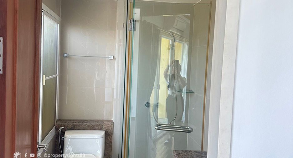 For rent 3 bedrooms condo in Khlong Toei, Bangkok
