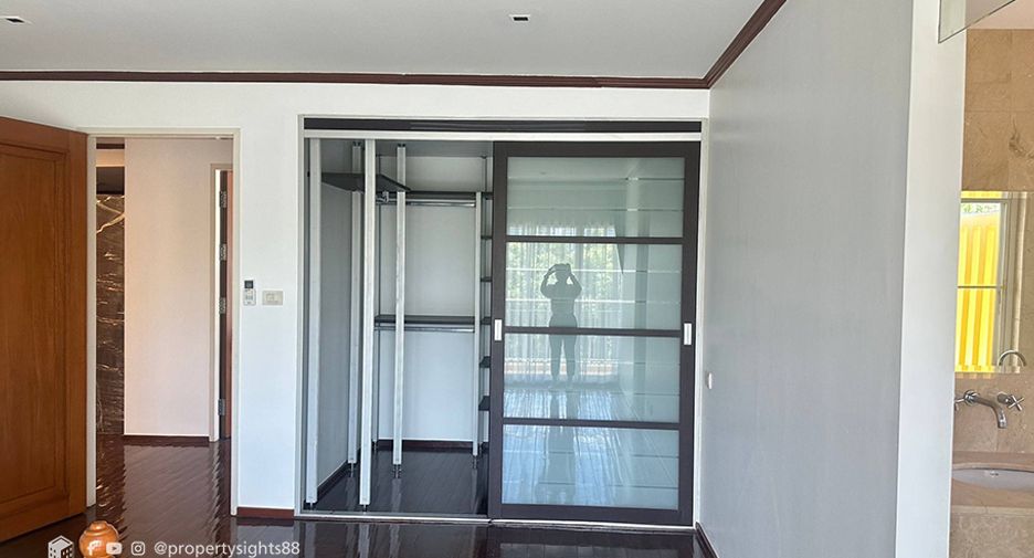 For rent 3 bedrooms condo in Khlong Toei, Bangkok