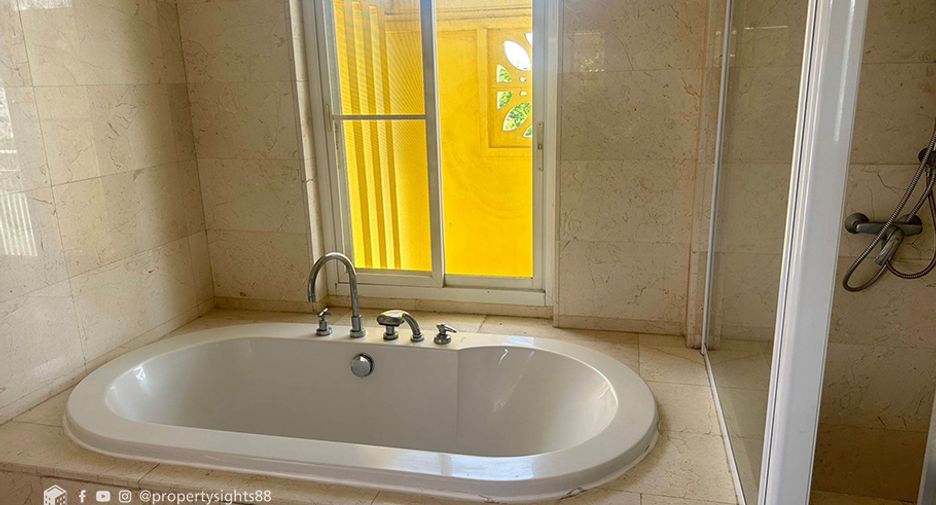 For rent 3 bedrooms condo in Khlong Toei, Bangkok