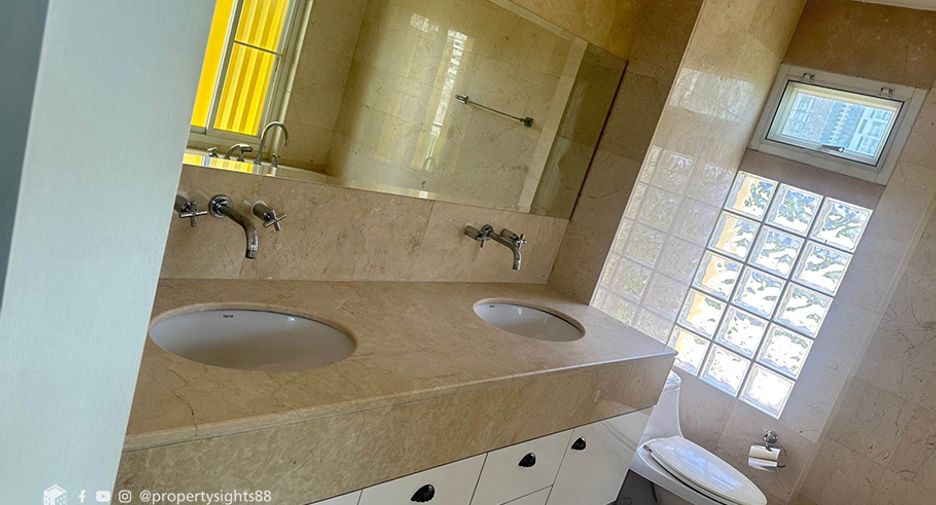 For rent 3 bedrooms condo in Khlong Toei, Bangkok