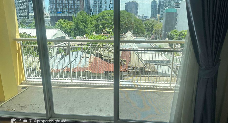 For rent 3 bedrooms condo in Khlong Toei, Bangkok