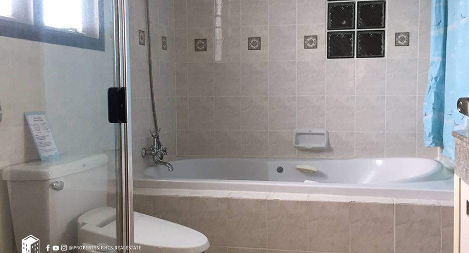 For rent 3 bedrooms condo in Watthana, Bangkok