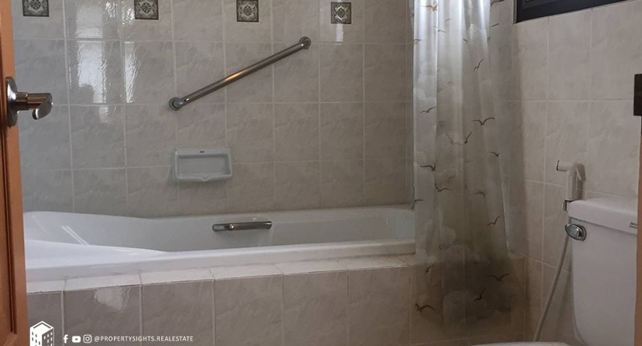 For rent 3 bedrooms condo in Watthana, Bangkok