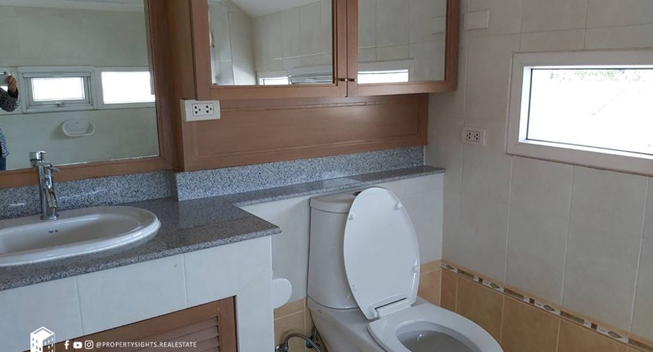 Condo en alquiler de 3 habitaciones en Watthana, Bangkok