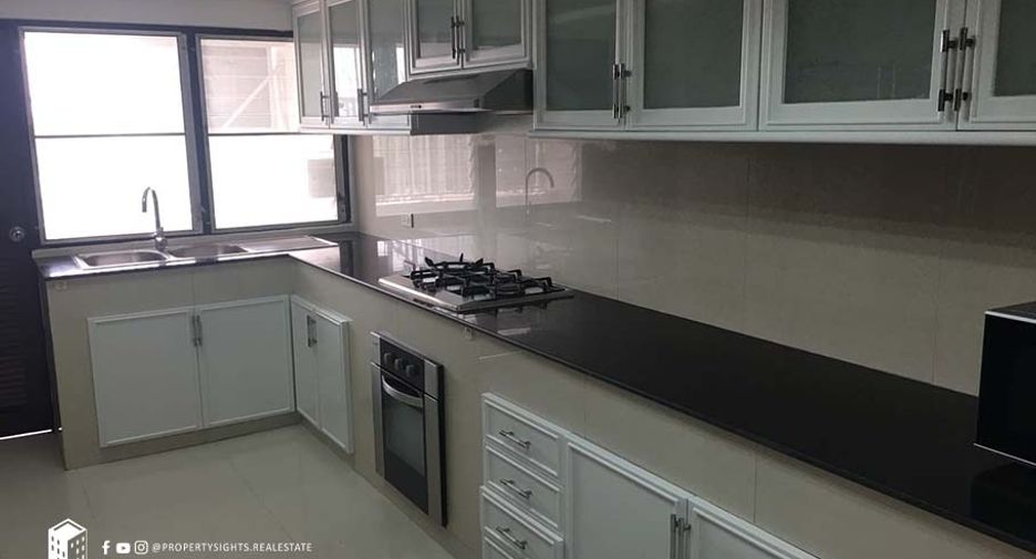 For rent 3 bedrooms condo in Khlong Toei, Bangkok