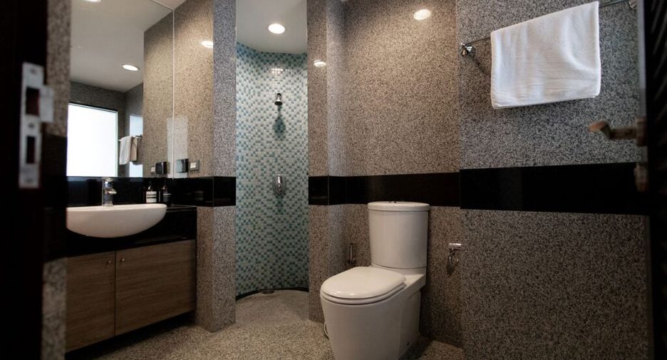 For rent 3 bedrooms condo in Watthana, Bangkok